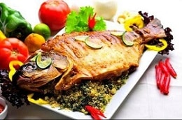 Pacu assado recheado com farofa